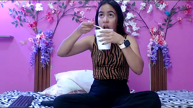 skinnysofia18 online show from January 18, 2026, 1:25 pm