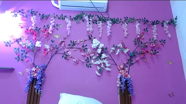 Snapshot of skinnysofia18 chatting on March 11, 2026, 1:27 pm skinnysofia18 online show from March 11, 2026, 1:27 pm