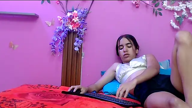 skinnysofia18 online show from September 27, 2025, 1:39 pm