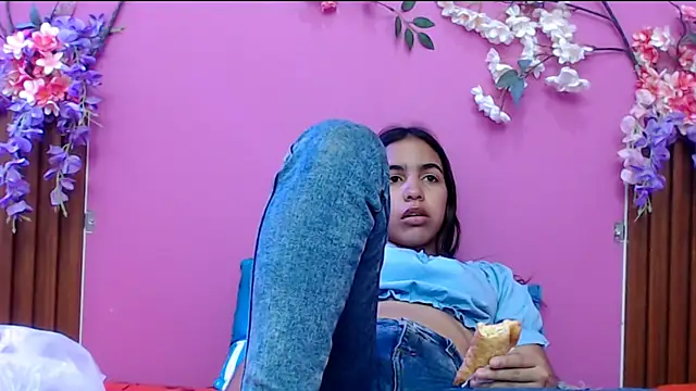 skinnysofia18 online show from September 13, 2025, 1:11 pm