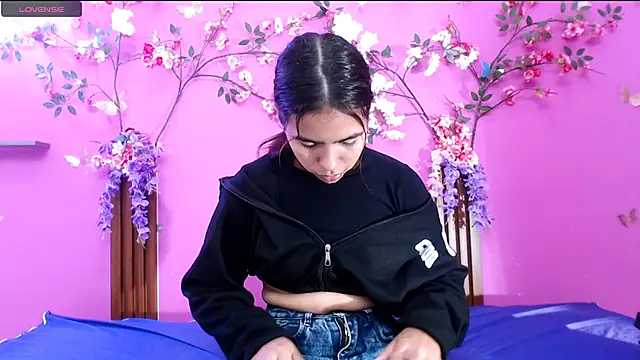 Snapshot of skinnysofia18 chatting on July 2, 2026, 2:01 pm skinnysofia18 online show from July 2, 2026, 2:01 pm
