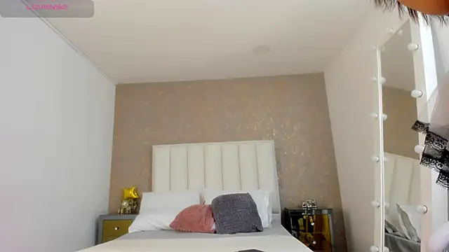 KaylieBrooks online show from September 30, 2025, 7:42 pm