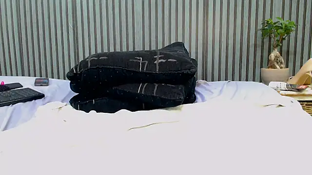 ROYALASS25 online show from May 25, 2026, 7:56 pm