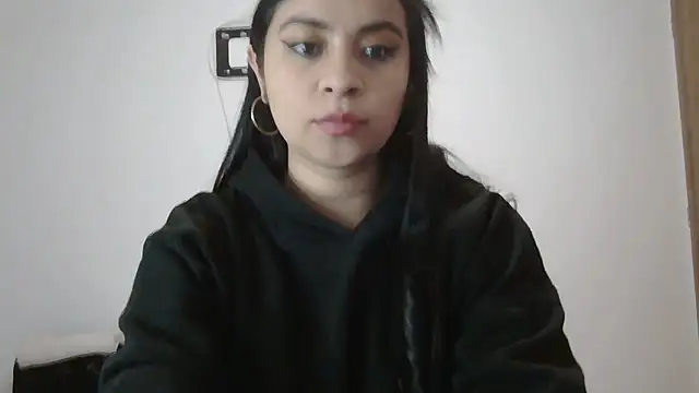 ValerieLove  online show from December 4, 2025, 11:15 pm