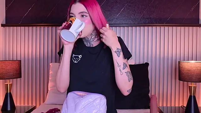 Meganreed  online show from July 18, 2026, 9:34 pm