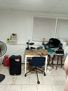 Snapshot of tripping385 chatting on October 11, 2025, 2:12 am tripping385 online show from October 11, 2025, 2:12 am