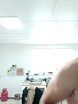 Snapshot of tripping385 chatting on September 27, 2025, 8:48 pm tripping385 online show from September 27, 2025, 8:48 pm