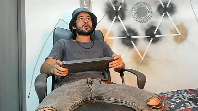 Snapshot of Aaron_haren1 chatting on September 18, 2025, 1:30 am Aaron haren1 online show from September 18, 2025, 1:30 am