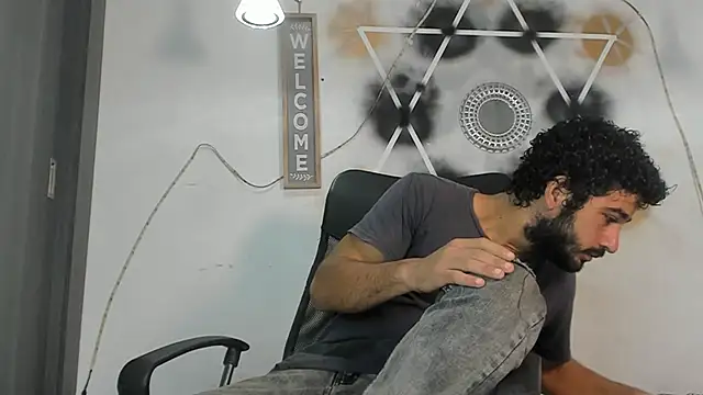 Snapshot of Aaron_haren1 chatting on September 25, 2025, 2:28 am Aaron haren1 online show from September 25, 2025, 2:28 am