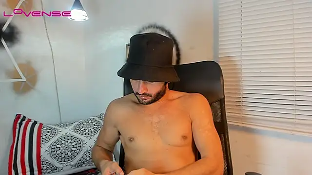 Snapshot of Aaron_haren1 chatting on September 15, 2025, 5:19 am Aaron haren1 online show from September 15, 2025, 5:19 am