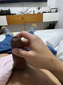 andres52720 online show from February 9, 2026, 4:43 am