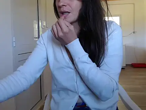 Missforever online show from November 17, 2025, 4:22 pm