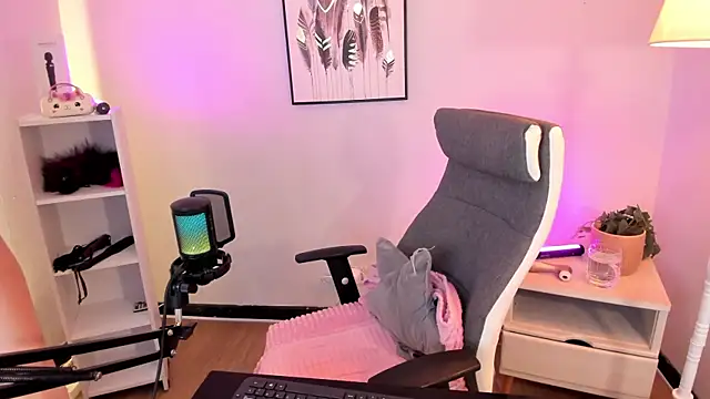 hollie joliie online show from March 8, 2026, 2:31 pm