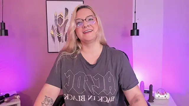 hollie joliie online show from October 17, 2025, 12:07 pm