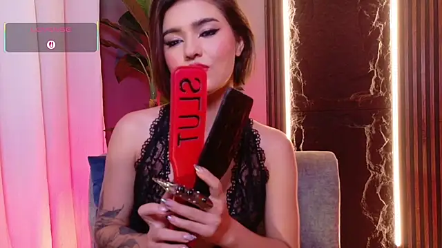 La Diabla 111  online show from October 10, 2025, 6:42 pm