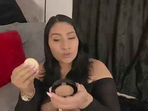 Elyross1  online show from October 4, 2025, 11:39 pm