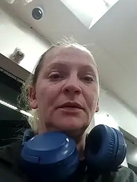 Goldenndoll online show from November 27, 2025, 6:58 am