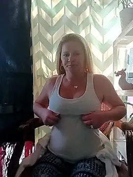 Goldenndoll online show from November 13, 2025, 4:33 pm