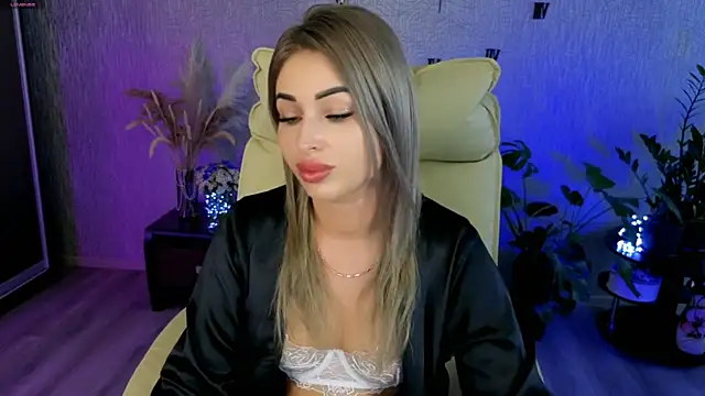 NikkiiStill online show from June 25, 2026, 7:35 am