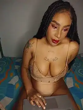 Snapshot of Queen_Amara chatting on May 24, 2026, 4:01 am Queen Amara online show from May 24, 2026, 4:01 am