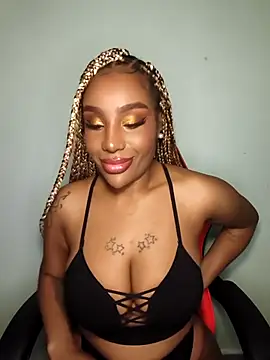 Snapshot of Queen_Amara chatting on October 1, 2025, 2:38 am Queen Amara online show from October 1, 2025, 2:38 am