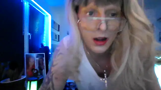 hellgirl1980 online show from October 31, 2025, 12:18 am