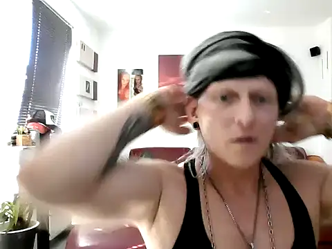 hellgirl1980 online show from September 10, 2025, 2:27 pm