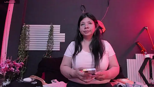 kinky momm online show from August 6, 2026, 3:40 pm