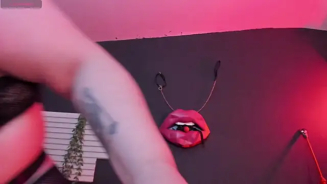 kinky momm online show from July 28, 2026, 3:21 pm
