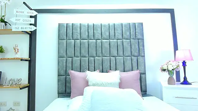 Skyler Fox  online show from January 10, 2026, 8:37 pm