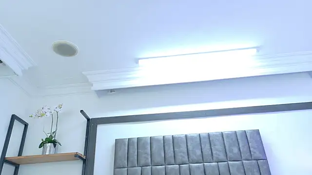 Skyler Fox  online show from April 21, 2026, 1:42 am