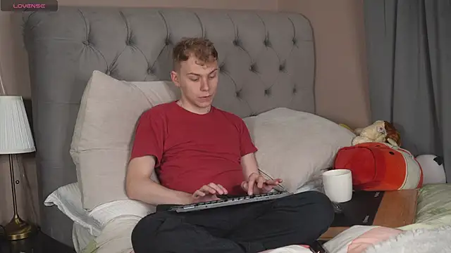 scottishtwink01 online show from May 18, 2026, 2:11 pm