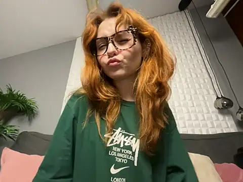 AlisHanson online show from September 26, 2025, 1:18 pm