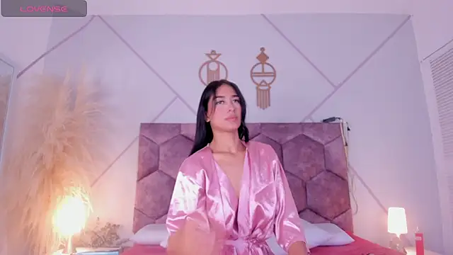 nicol giraldoo online show from April 28, 2026, 3:44 am
