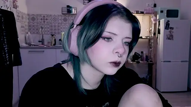 Snapshot of Alice_Zev chatting on April 1, 2026, 12:24 am Alice Zev online show from April 1, 2026, 12:24 am