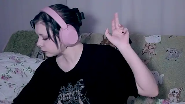 Snapshot of Alice_Zev chatting on April 3, 2026, 12:28 am Alice Zev online show from April 3, 2026, 12:28 am