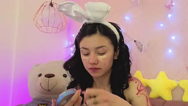 april bennett online show from December 15, 2025, 12:22 pm