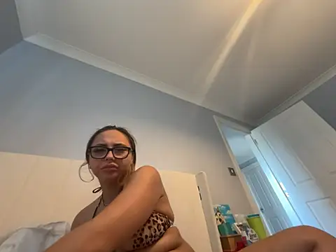 petitelucyXoxx online show from June 1, 2026, 4:28 pm