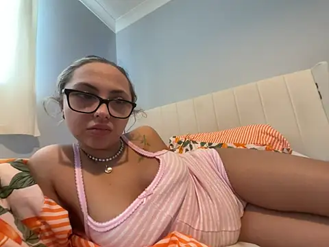 petitelucyXoxx online show from May 7, 2026, 9:12 am
