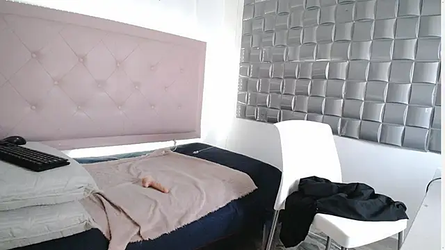 Dulce  Lovee online show from October 7, 2025, 11:55 am