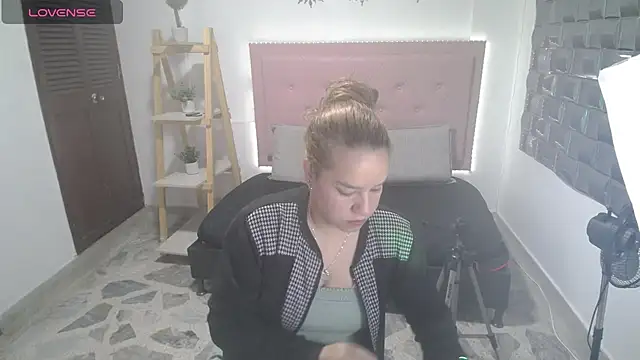 Dulce  Lovee online show from December 2, 2025, 1:35 pm