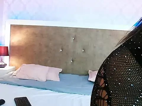 TINNATAYLOR online show from October 4, 2025, 8:10 pm