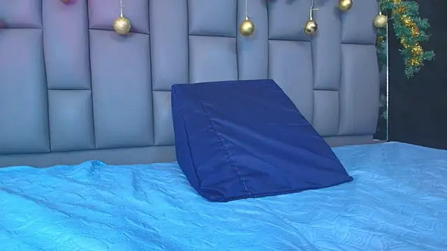 kissme luna online show from December 19, 2025, 7:05 pm