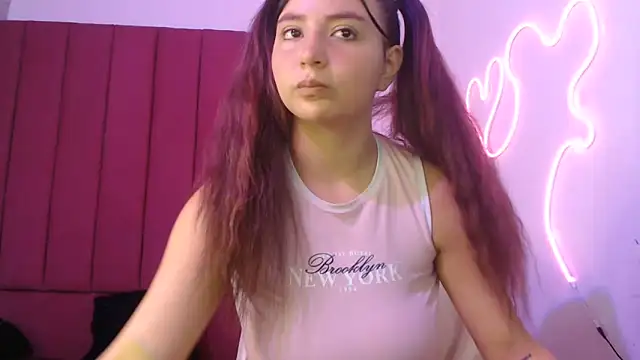 Mia2xsmith online show from June 14, 2026, 8:43 pm