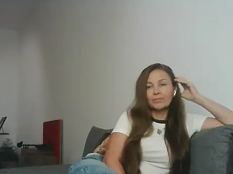 Snapshot of Avelinii chatting on May 18, 2026, 6:23 pm Avelinii online show from May 18, 2026, 6:23 pm