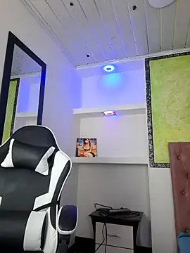 susan mooree online show from September 27, 2025, 6:14 pm