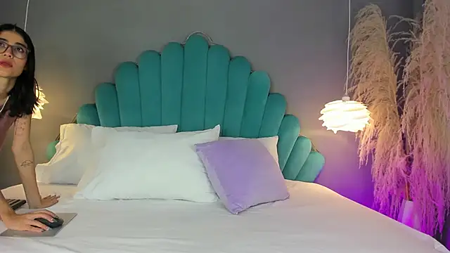 LunaBloomn online show from October 20, 2025, 5:02 pm