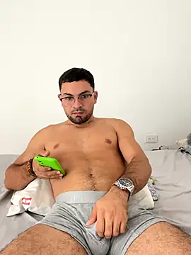 SantiGxxx33 online show from November 12, 2025, 4:33 pm