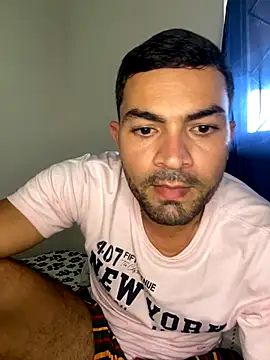 SantiGxxx33 online show from September 23, 2025, 6:04 pm