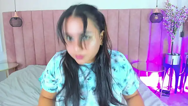 IvannaaVega online show from October 18, 2025, 5:09 am